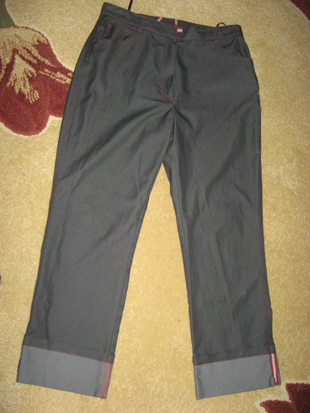 Ефектен черен панталон с червен кант 7/8 mama_vava_IMG_00151.jpg Big