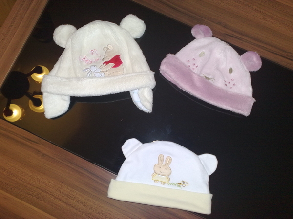 Комплект от три шапчици за бебе с подарък пантофки и комплект за маникюр nanamafia_010620114204.jpg Big