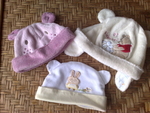 Комплект от три шапчици за бебе с подарък пантофки и комплект за маникюр nanamafia_010620114190.jpg