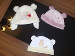 Комплект от три шапчици за бебе с подарък пантофки и комплект за маникюр nanamafia_010620114204.jpg