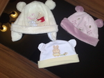 Комплект от три шапчици за бебе с подарък пантофки и комплект за маникюр nanamafia_010620114205.jpg