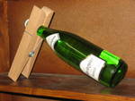 оригинална поставка за вино във формата на голяма щипка IMG_94533.JPG