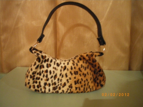 Продавам малка леопардова чантичка-нова. Dalmatinka_Tigrova_4anta_1.JPG Big