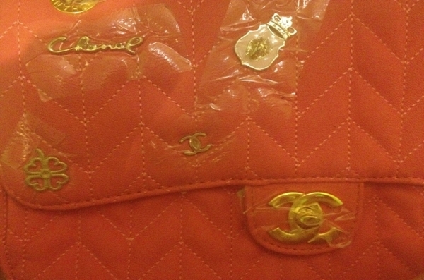 Розова чанта със значки Chanel boutiqueinfinity_258232014_04_09_07_39_09.jpg Big