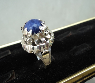 модел 187  Сребърен пръстен със син Содалит Изключително модерна и ефектна визия. Пръстенът е с Уникална ръчна изработка. radimm_187.JPG Big