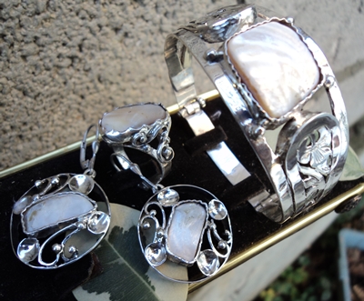 модел 228  Изработен от масивно сребро  Комплект дамска гривна с закопчалка. пръстен,и обици инкрустиран 4 камък седеф radimm_228_2_.JPG Big