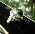 модел 185  Сребърен пръстен с малахит Изключително модерна и ефектна визия. radimm_185_2_.JPG