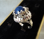 модел 187  Сребърен пръстен със син Содалит Изключително модерна и ефектна визия. Пръстенът е с Уникална ръчна изработка. radimm_187_3_.JPG