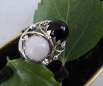 модел 209   Изработен от масивно сребро  Дамски пръстен,с инкрустиран 2 камъка бял и черен   оникс radimm_209_3_.JPG