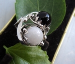 модел 209   Изработен от масивно сребро  Дамски пръстен,с инкрустиран 2 камъка бял и черен   оникс radimm_209_4_.JPG