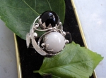 модел 209   Изработен от масивно сребро  Дамски пръстен,с инкрустиран 2 камъка бял и черен   оникс radimm_209_6_.JPG