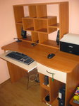 Комплект бюро и етажерка за стена цвят череша daylight_IFPmN4UW1SCLDR_HTW32yv_F9ltniuxHfElSkzzc57_H_w419-h559.jpg