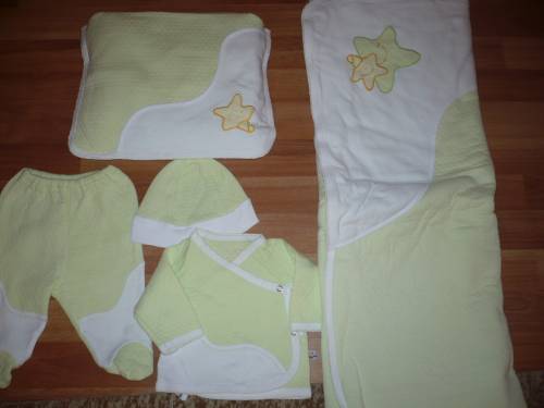 Комплектче за малко бебче.Завивка,калъвка за възглавка,ританки,блузка и шапчица и подарък възглавничката-зелено P1040137.JPG Big