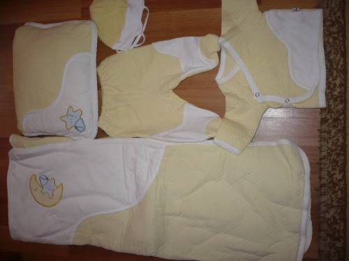 Комплект за бебе-ританки,блузка,шапка,одеалце и калъвка за възглавка и подарък възглавката-жълто P1040138.JPG Big