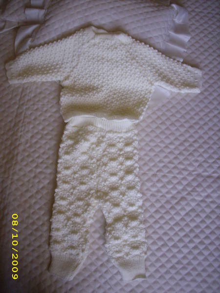 Ръчно плетен бял костюм на пъпчици,много сладко стои на бебоците,нов е неносен-7.00лв stoki_011.jpg Big