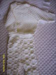 Ръчно плетен бял костюм на пъпчици,много сладко стои на бебоците,нов е неносен-7.00лв stoki_012.jpg