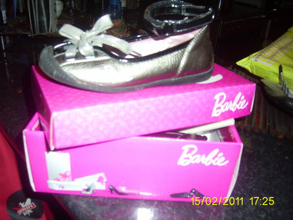 обувки Барби 27 номер-обувки Барби 27 номер обувките са обувани веднъж на рождения ни ден и то в къщи купувани са за 54лв купихме ги с такова же PIC_09381.JPG Big