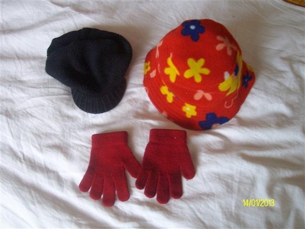 Две шапки и чифт ръкавички 78_015_Small_1.JPG Big