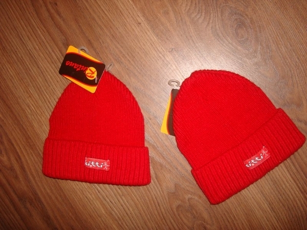 Две нови страхотни червени шапки на Kitti ! Отлични за близнаци ! DSC057391.JPG Big