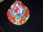 Красива шапка с периферия на весели цветя S7007532.JPG