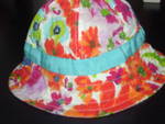 Красива шапка с периферия на весели цветя S7007533.JPG