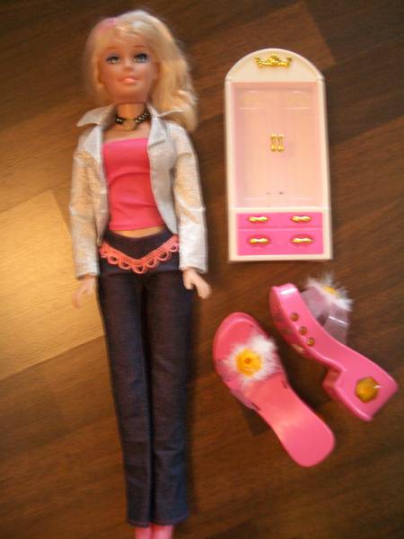 Голяма кукла с шкафче и подарък обувки CIMG9510.JPG Big