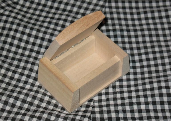дървена кутийка - бижутерка vali-bali_kut1.JPG Big