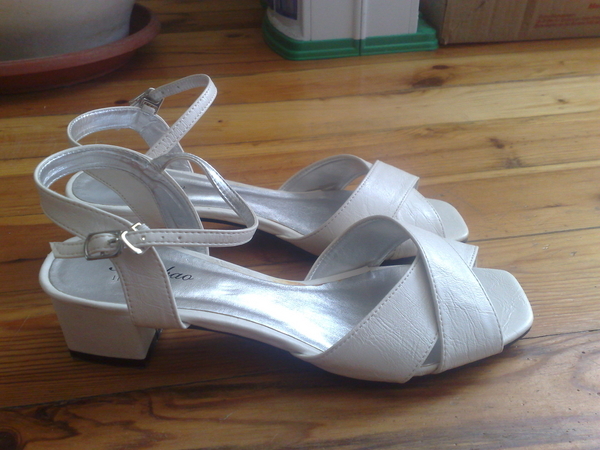 Бели сандали, почти нови с нисък ток stelyna_36.jpg Big