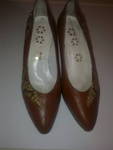 Кафяви обувки от естествена кожа 1953.jpg