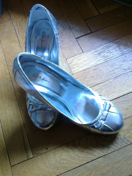 Страхотни сребристи обувки за смели мацки 15лв. с пощенските! vani_bori_06042011046.jpg Big